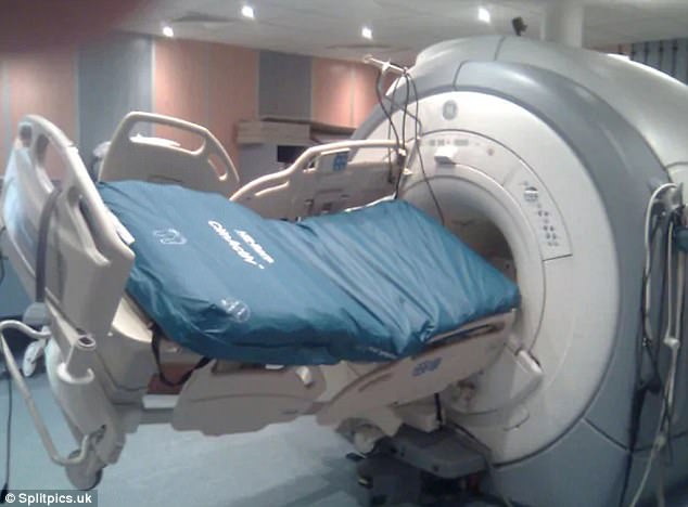 В аппарате МРТ чудовищное магнитное поле и эту прилипшую каталку придется отдирать лебедкой. И ремонт выльется в сумму со многими нулями. А теперь представьте, каково санитару, который случайно заехал не туда…
