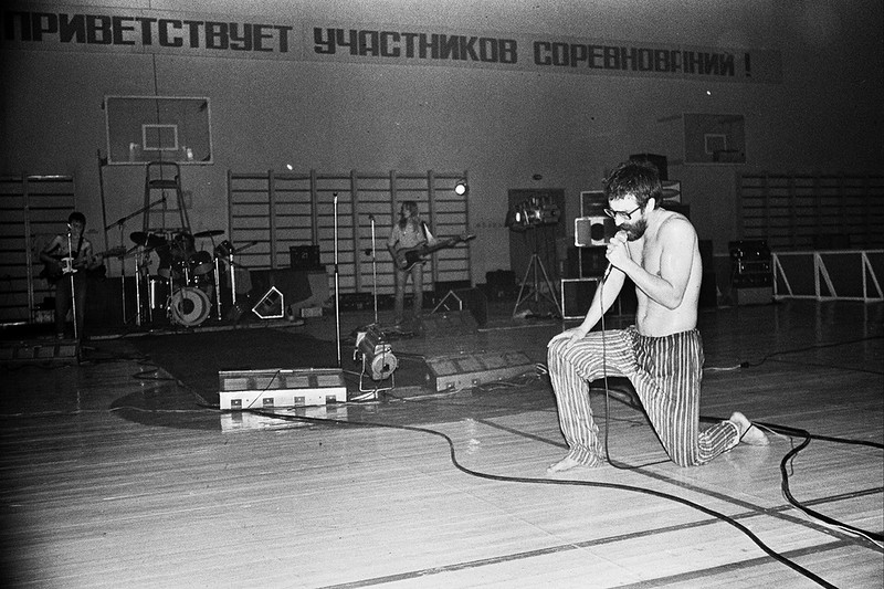 Юрий Шевчук («ДДТ») преклоняет колено в Крыму.