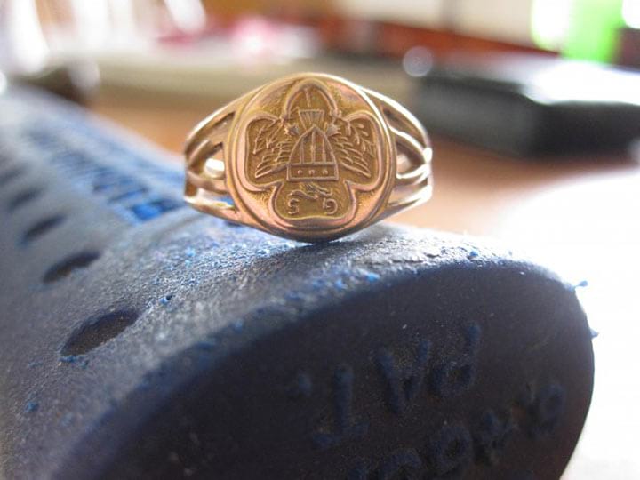 На кольце была старая эмблема скаутов. Кому же все это принадлежало?