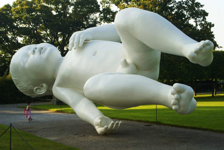 Сингапурская скульптура Марка Куинна поразила весь мир. Этот младенец просто парит над землёй!
