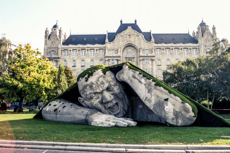 “Внезапное появление” от скульптора Эрвина Лоранта Эрве в Будапеште.