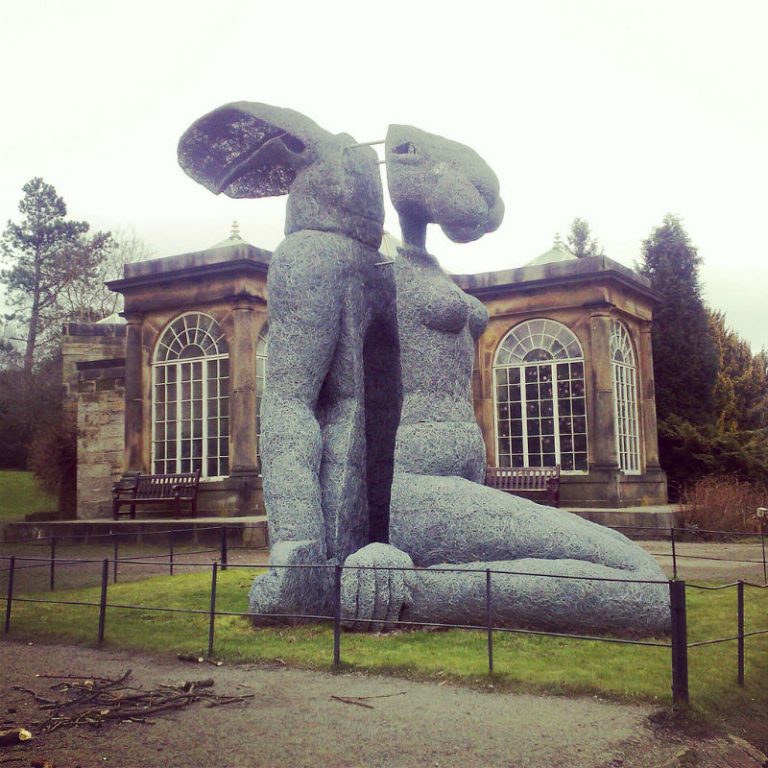 В английском Йоркширском парке можно увидеть скульптуру “Сидящая”. Её создатель Софи Райдер.