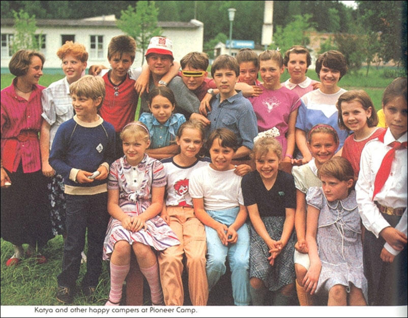  Катя и другие дети в пионерском лагере.