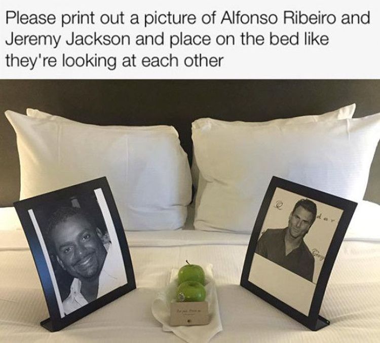 «Пожалуйста, поставьте фотографию Альфонсо Рибейро и Джереми Джексона на кровати так, чтобы они как будто смотрели друг на друга».
