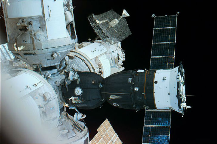 На фото: «Союз ТМ-24», пристыкованный к переходному отсеку орбитальной станции «Мир».