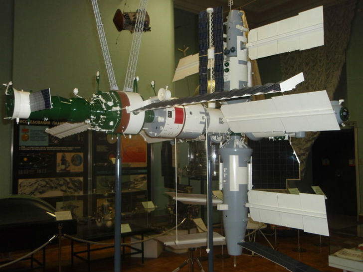На фото: модель орбитальной станции «Мир» в Государственном Политехническом музее.