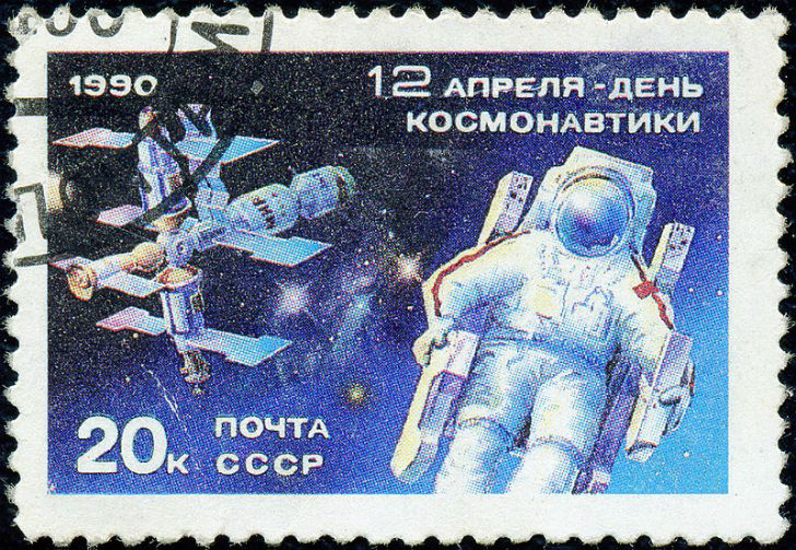 На фото: почтовая марка СССР 1990 года с изображением станции «Мир».