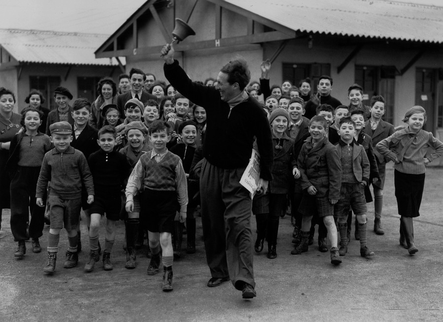 11 января 1939. Наставник в лагере для беженцев Доверкорт звонит в колокол, оповещая о начале обеда.