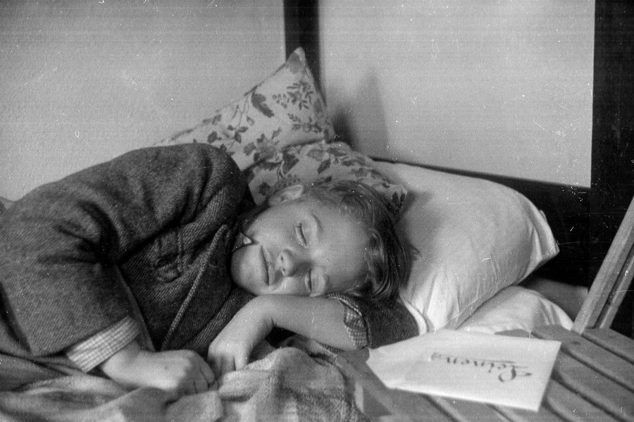 17 декабря 1938. Еврейский мальчик во время долгожданного отдыха в лагере Доверкорт.