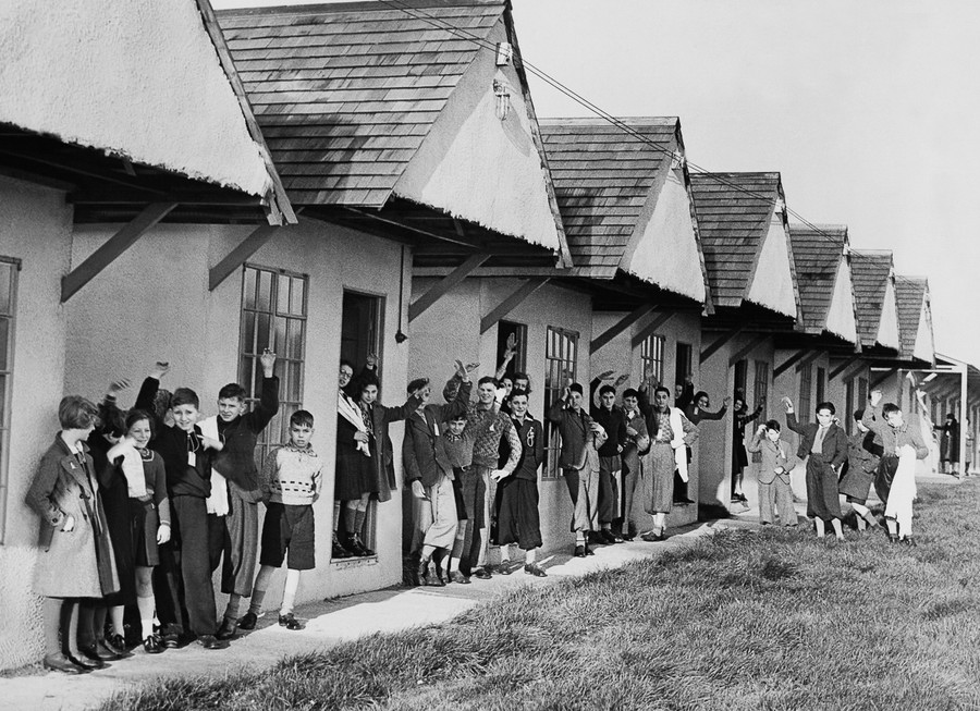 Декабрь 1938. Беженцы прибыли в места временного проживания.