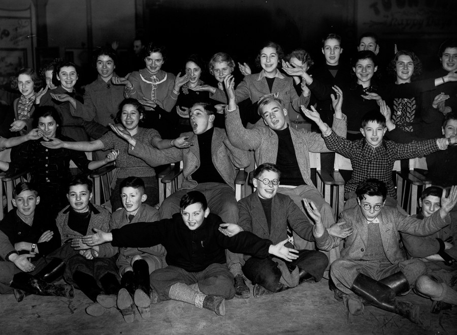 14 января 1939. Два итонских школьника дают уроки вокала беженцам в лагере Доверкорт.