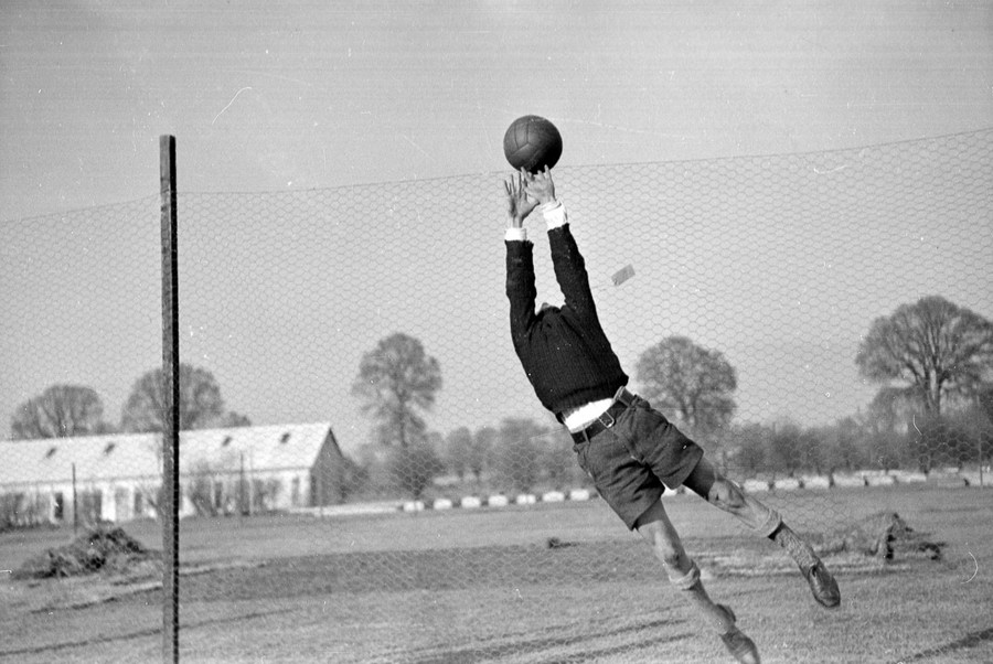 17 декабря 1938. Мальчик-беженец играет в футбол.