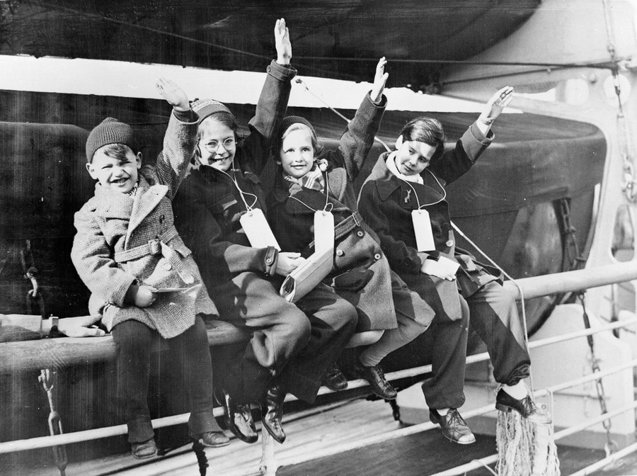 24 марта 1939. Эти четверо ребят и еще 250 беженцев прибыли в Саузэмптон на лайнере «Манхэттен».