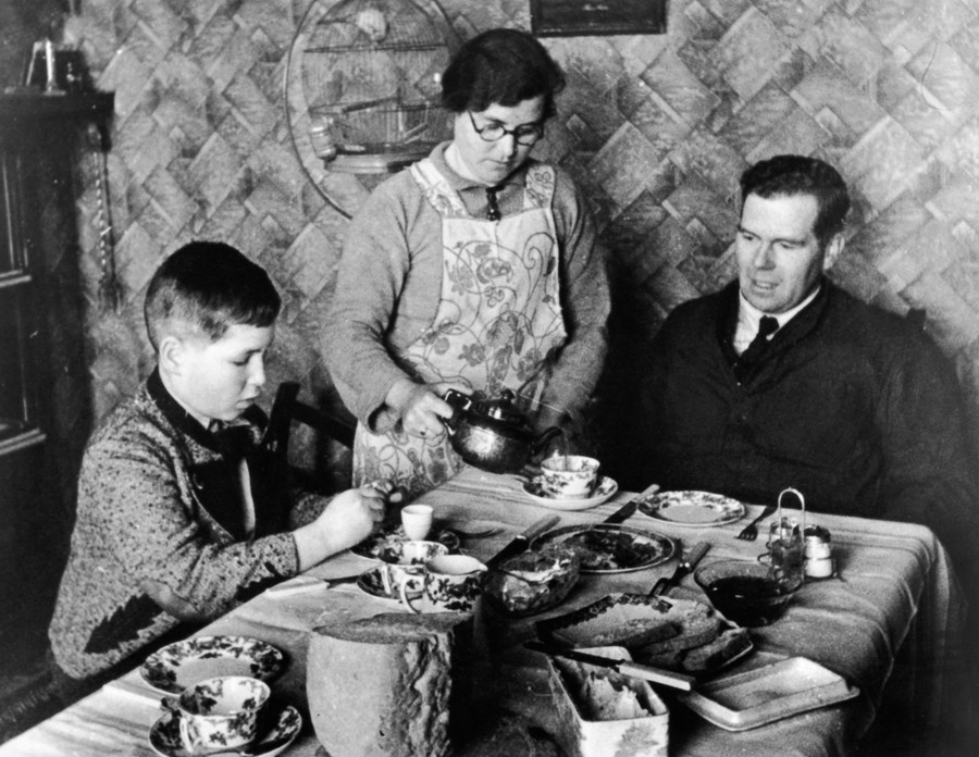 Январь 1939. 11-летний Отто Буш вместе со своей приемной семьей — мистером и миссис Гест.