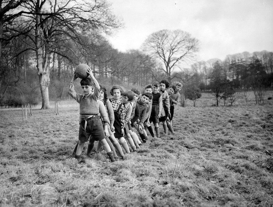16 февраля 1939 года. Беженцы играют на ферме Дэйн-Корт, которую сэр Эдмунд Дэвис превратил во временный приют.