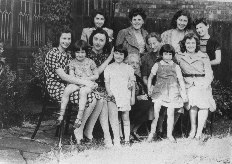 1939 год. Еврейские беженцы в Харрис-Хаус, Ланкашир. Дом закрыли в 1940 году, поскольку британские власти опасались угрозы безопасности для евреев старше 16 лет.