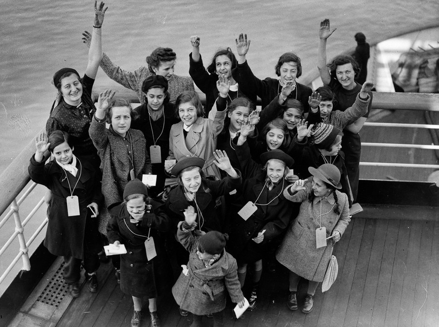 24 марта 1939 года. Беженцы прибывают в Англию на американском океанском лайнере «Манхэттен».