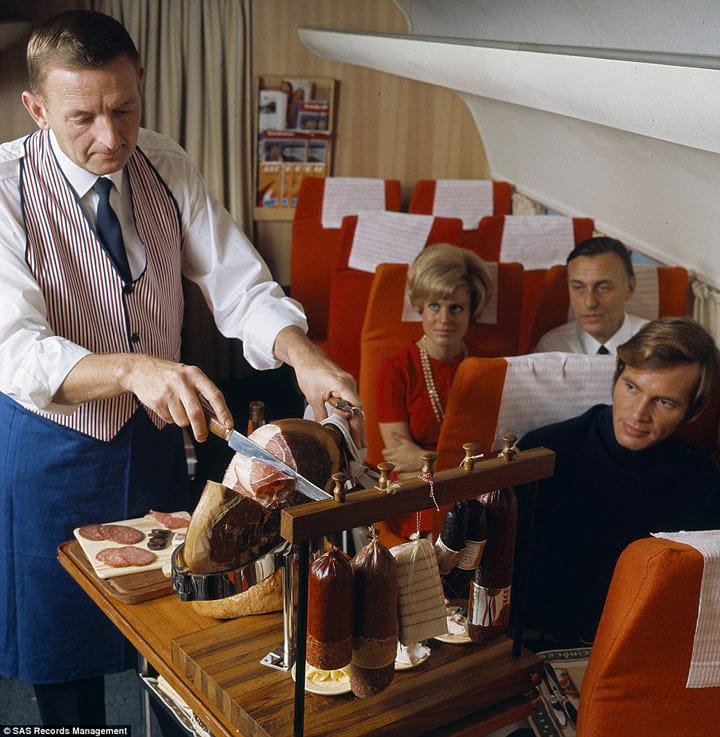 У современных пассажиров, наверное, потекут слюнки при виде того, как на норвежском самолете целый окорок режут на кусочки
