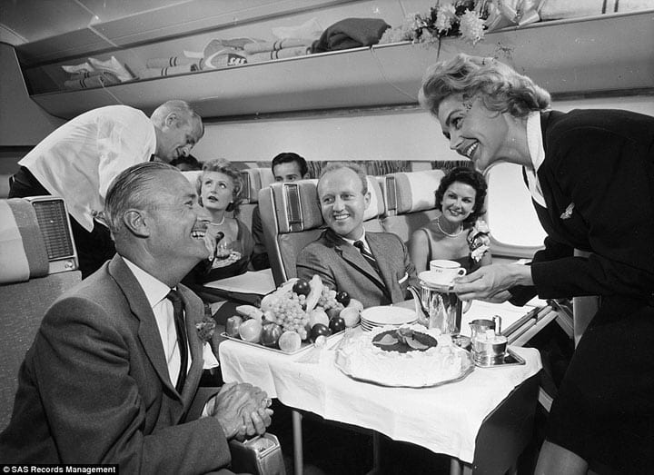 Первый класс, 1960-е годы. Чай подавался на низкой тележке и в фарфоровых чашках. К нему предлагали кусок торта или свежие фрукты