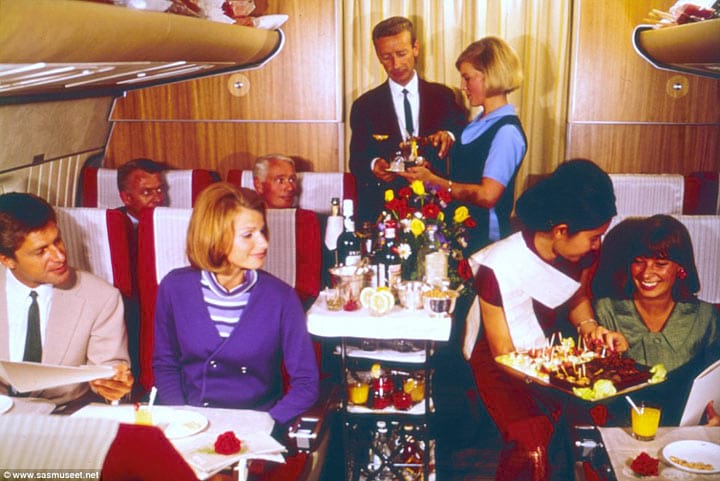 Во время рейса в Азию в 1960-е годы стюардесса предлагает счастливой путешественнице закуски, в то время как ее коллеги разливают напитки