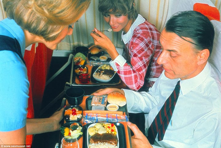 1960-е годы. На борту другого самолета человеку, летящему эконом-классом, вручили тарелку, которая выглядит менее изысканно