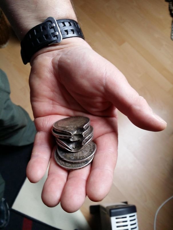 1. Эти монеты спасли от пули прадеда автора фото во время Первой мировой войны