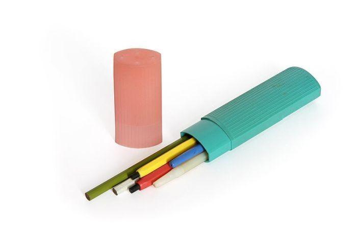 2. Дешевенький пластмассовый пенал-футляр для ручек или карандашей, который открывался со звонким звуком «чпок».