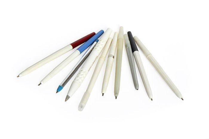 6. Обычно пользовались неавтоматическими ручками попроще, которые к тому же можно было грызть.