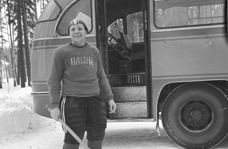 9. Капитан хоккейной команды космонавтов «Наши» Юрий Гагарин. 1963 год.