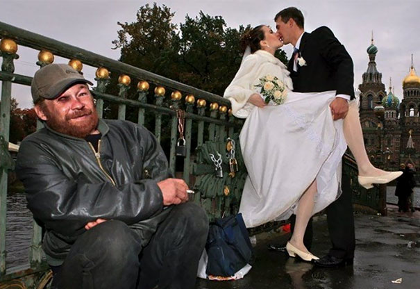 Русские на свадьбе любят фотографироваться с достопримечательностями