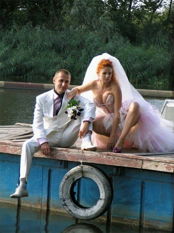 У русских всегда есть деньги на свадебные наряды, а вот фоном для снимков служит черти что