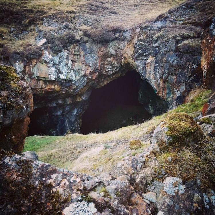 Вид этой пещеры многим покажется знакомым, потому что здесь снимали ключевую сцену фильма «Монти Пайтон и Священный грааль». На самом деле это шотландская шахта Томнадашана, которую ошибочно считали месторождением меди.