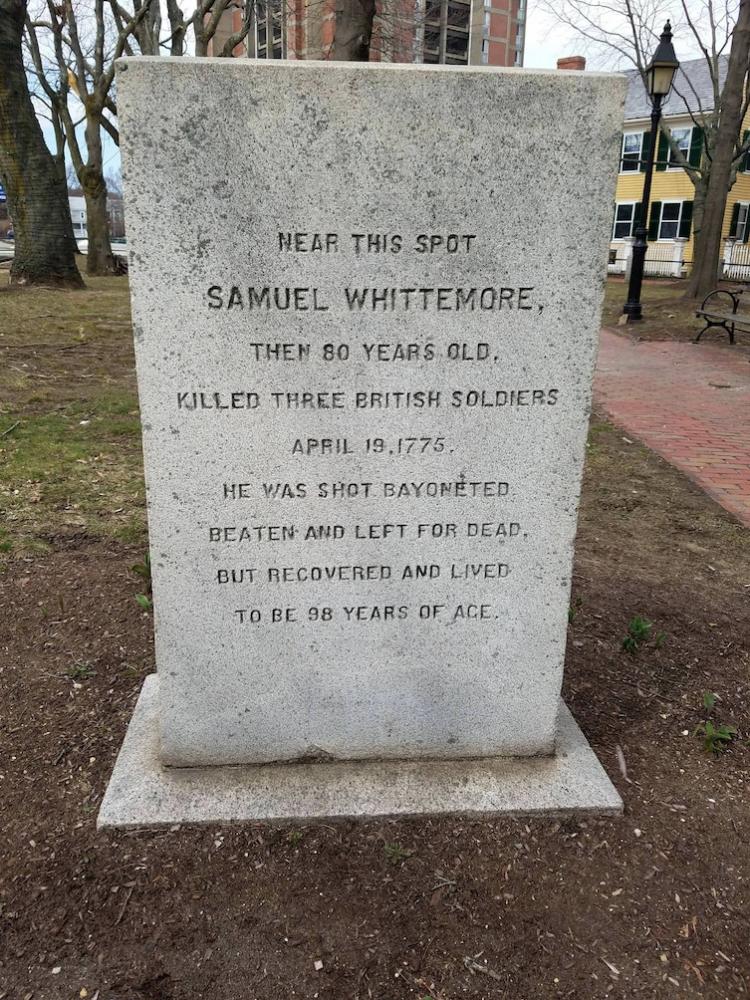 Надгробие на могиле ветерана американской войны за независимость, который в возрасте 80 лет заманил в ловушку и в одиночку уничтожил отряд противника. Его почти убили, но Сэмуэль Уиттемор выжил и дожил до 98 лет!