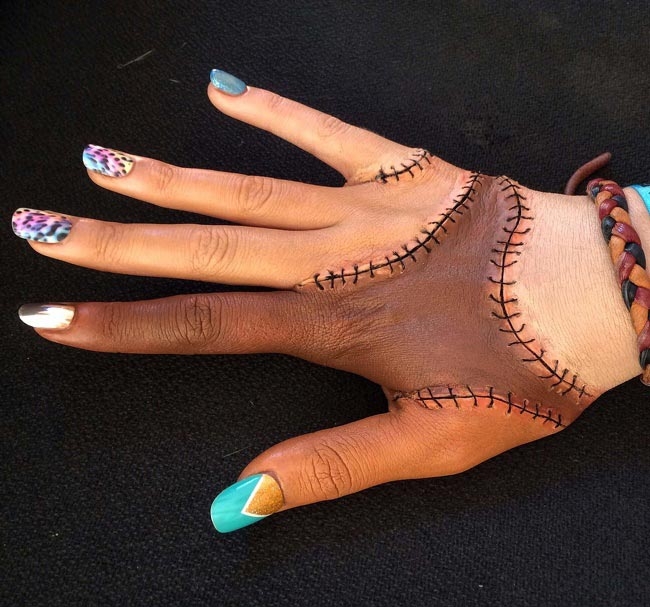 Девушка при помощи грима показала, как смотрятся разные оттенки кожи на одной руке