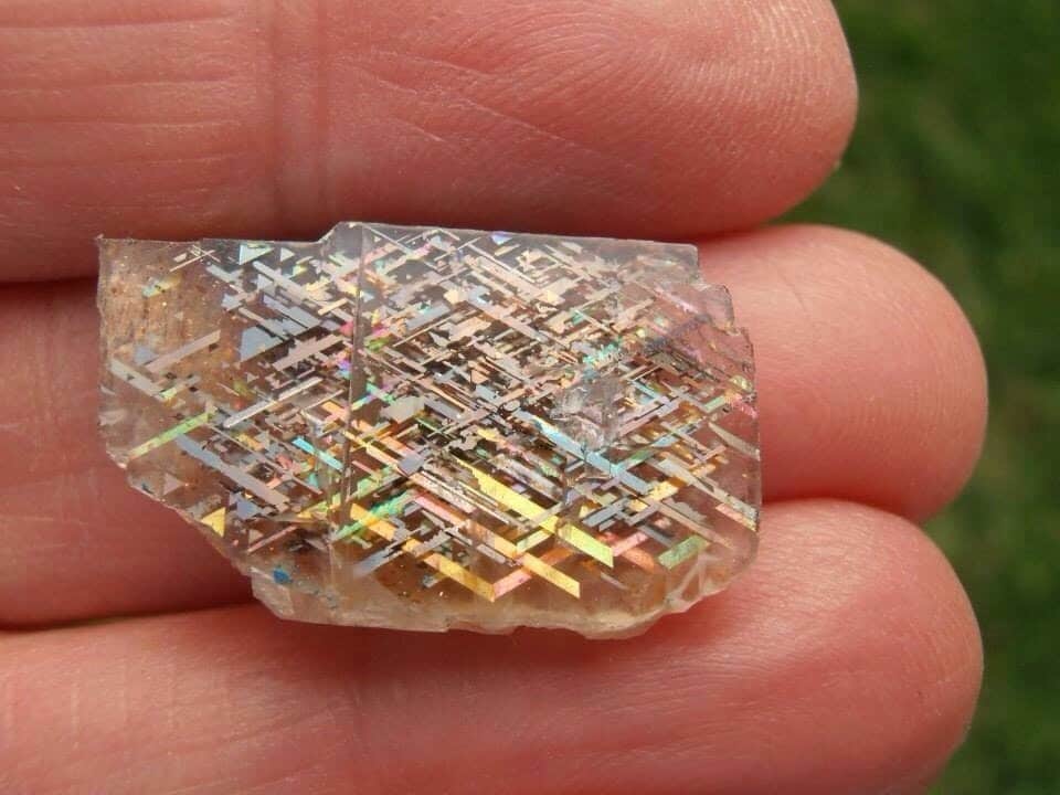 2. Этот минерал является примером редкого радужного решётчатого камня, и все эти узоры — творения природы, человек тут не при чём