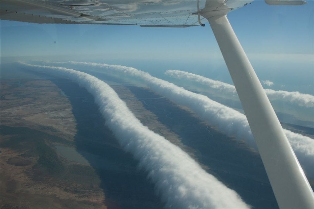 7. Утренняя глория — редкое явление, представляющее собой тянущиеся на многие километры облака, напоминающие трубы. Такое случается только в одном месте на Земле: в заливе Карпентария на севере Австралии.