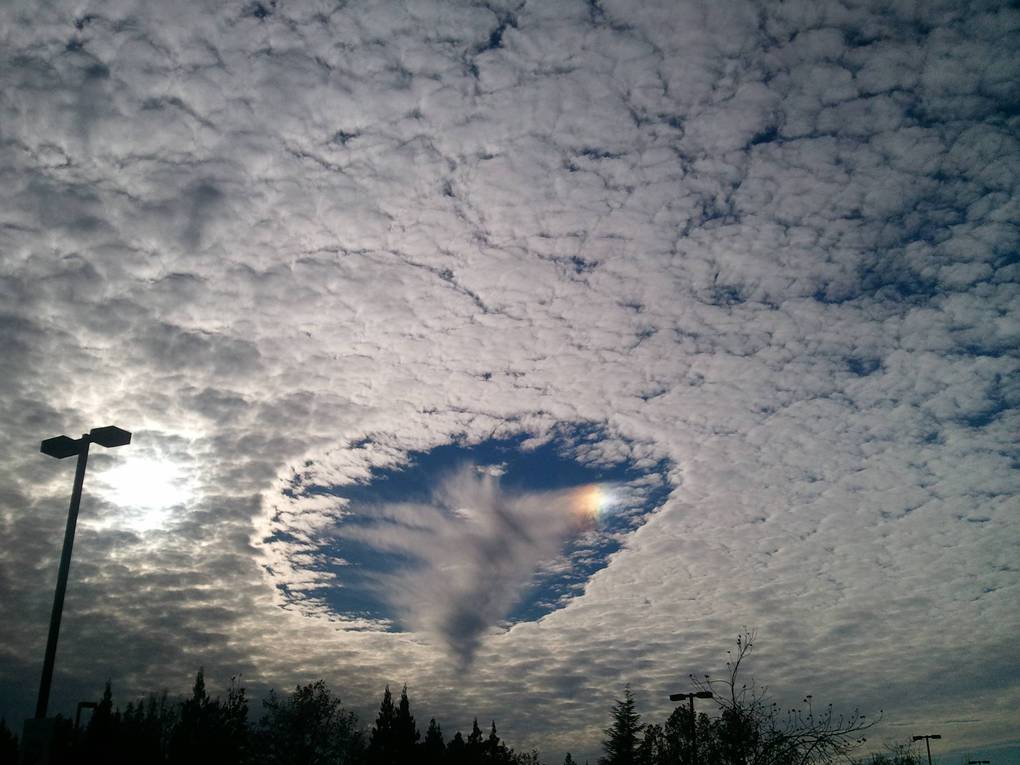 10. Это необычное явление носит название «fallstreak hole» (или дырообразная зона выпадения осадков) и выглядит оно как дырявое облако.