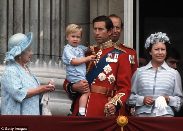 И как финальный пример, небесно-голубой костюмчик принца Уильма, который он передал сыну Джорджу