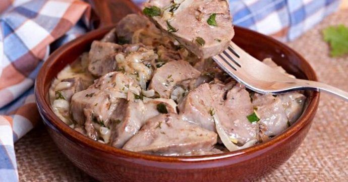 Маринованный говяжий язык с чесноком