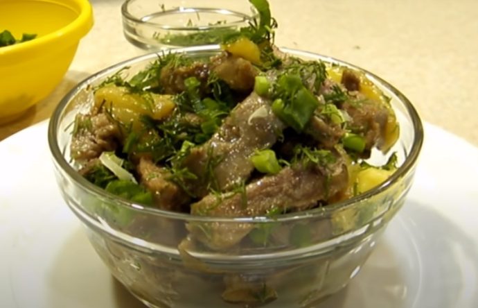 Маринованный говяжий язык с чесноком