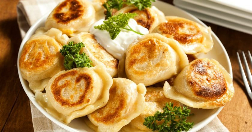 Пробуем жареные пельмени