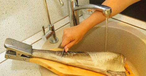 Как быстро почистить рыбу