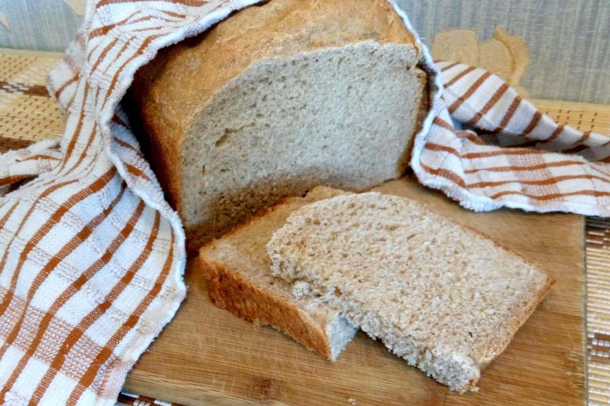 Постный хлеб в хлебопечке рецепты. Хлеб из цельнозерновых злаков. Белый хлеб из цельнозерновой муки. Хлебный Мякиш мокрый. Постный хлеб.
