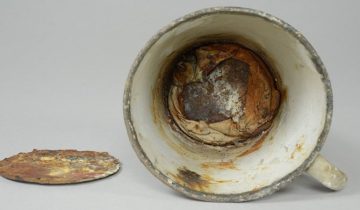 в кружке из Освенцима нашли тайник