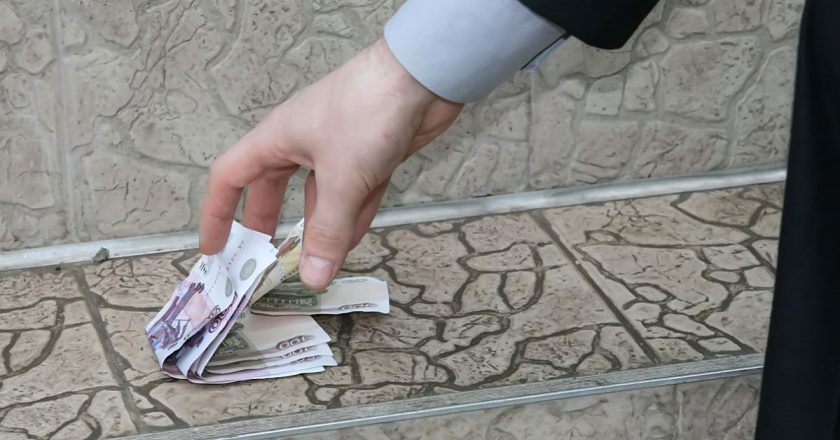 поднимать деньги на улице