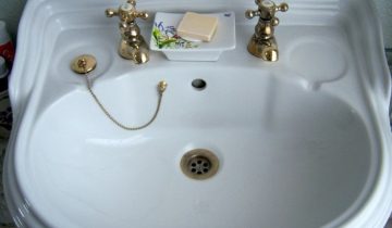 отдельные краны для горячей и холодной воды