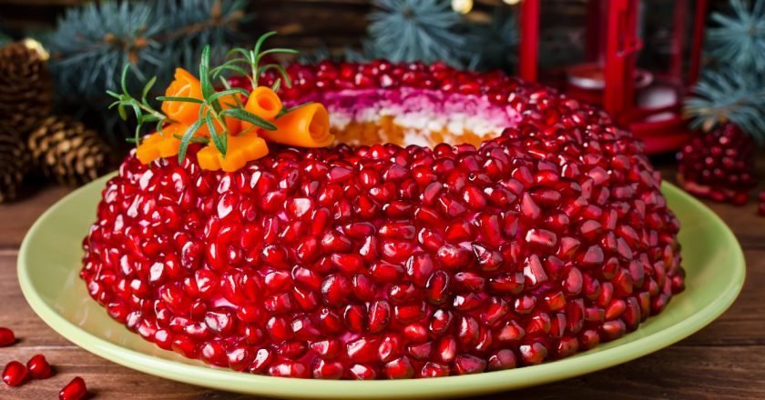 7 ярких салатов с зернами граната