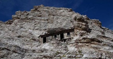 дом на отвесной скале