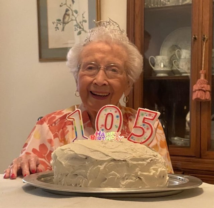 Бабушки молодцы. Торт бабка ГРЕННИ на день рождения. Старуха с тортом 20 лет.